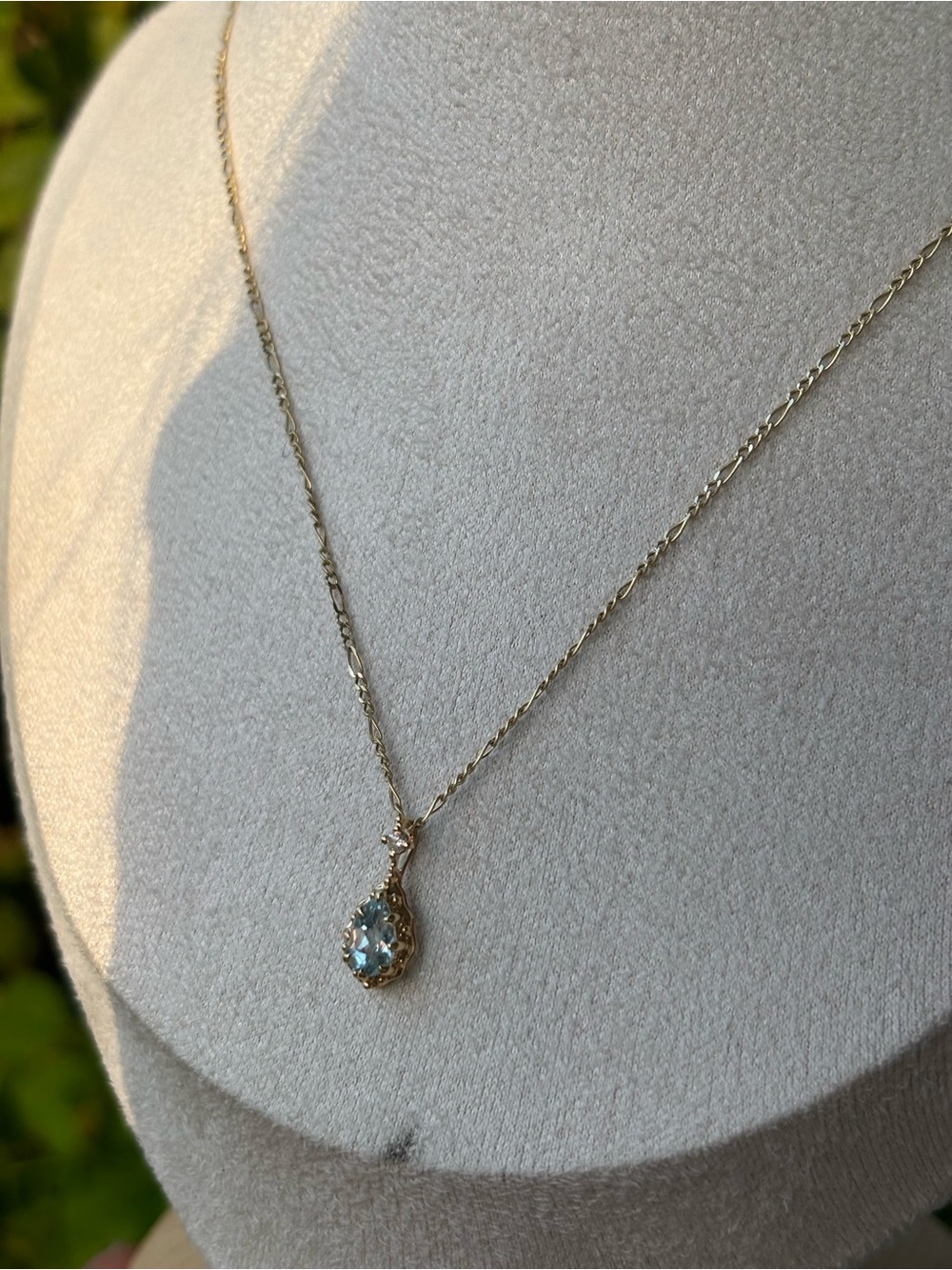 Solid 18K Natural Aquamarine gemstone  ( a little natural Diamond on the pendant